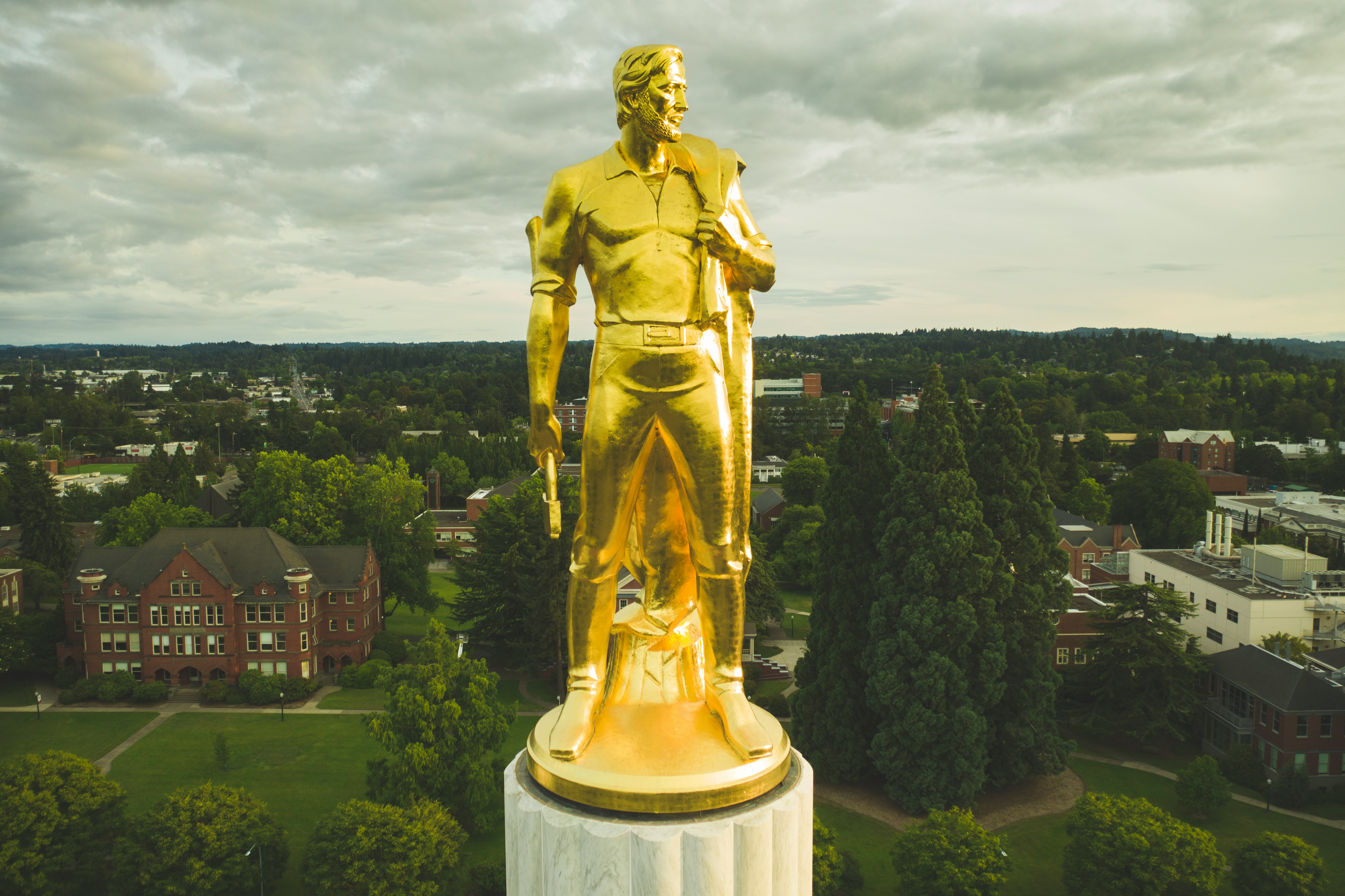 gold statue